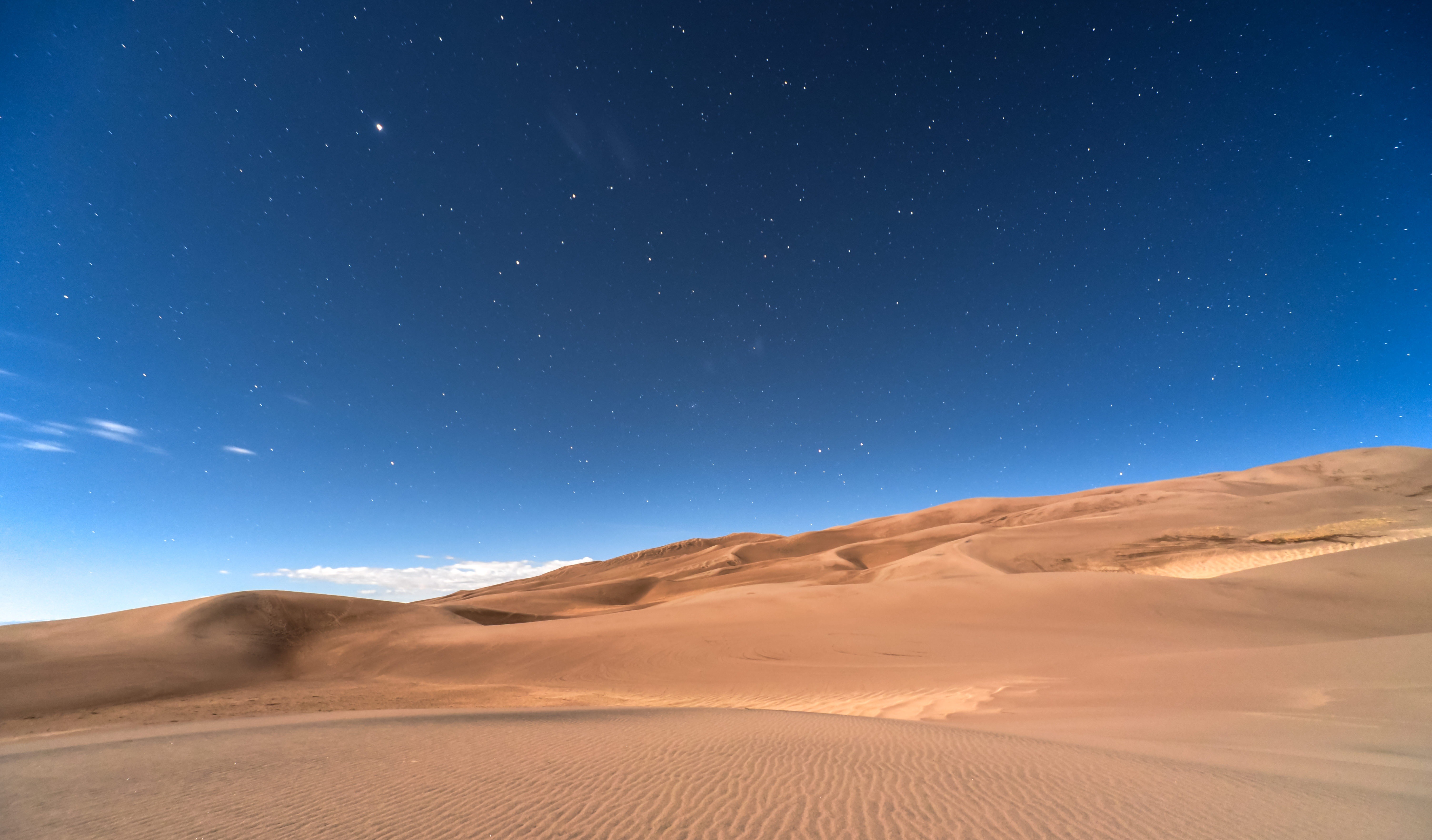 Desert blue. Пустыня фон. Небо в пустыне. Небо над пустыней. Пустыня дюны небо.